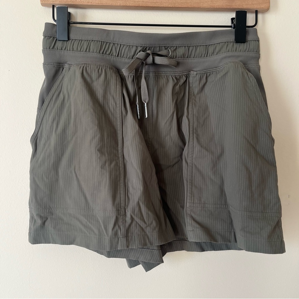 Lululemon Dance Studio High-Rise Short 3.5" Army Green Size 4 W7CCGS